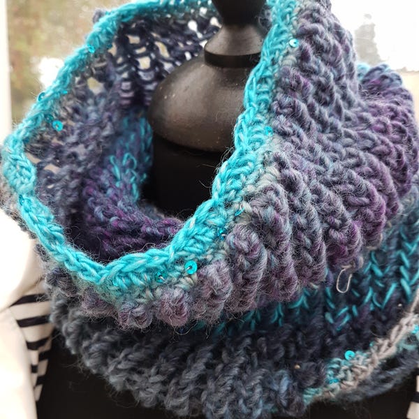 Col snood au tricotin géant couleur bleu majoritaire