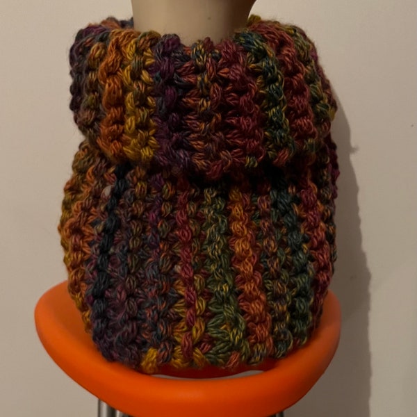 Gros Snood dans un fil bien épais tenant bien chaud multicolore tricoté main