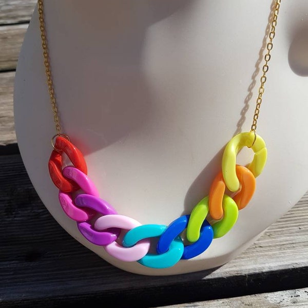 Nouveauté collier gros anneaux colorés multicolores et chaîne dorée, fermoir boule, aimanté