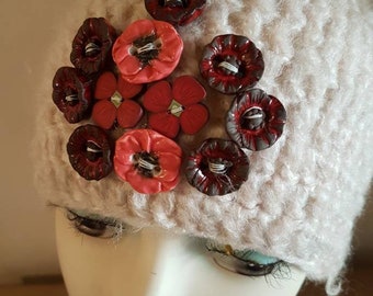 Bonnet de lutin écru en mohair et acrylique et sa grappe de boutons coquelicot