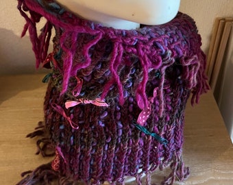 Snood fait au tricotin géant tons violet avec petits noeuds en décoration