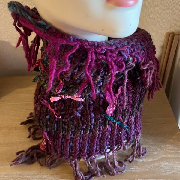 Snood fait au tricotin géant tons violet avec petits noeuds en décoration