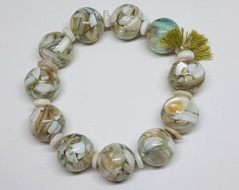 Bracelet en perles de résine et coquillage tons verts