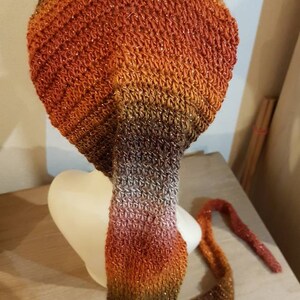 Bonnet de lutin crocheté dans un fil brillant, long, tons orange marron image 3