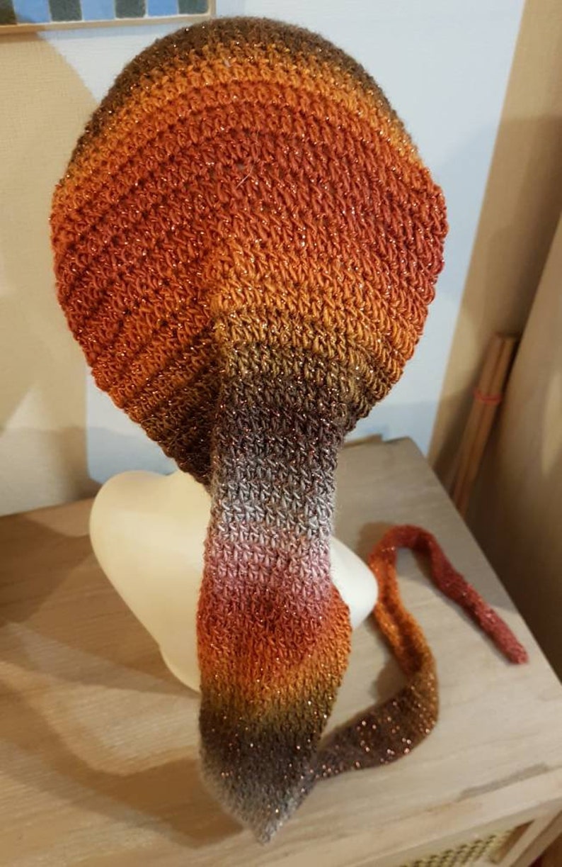 Bonnet de lutin crocheté dans un fil brillant, long, tons orange marron image 3