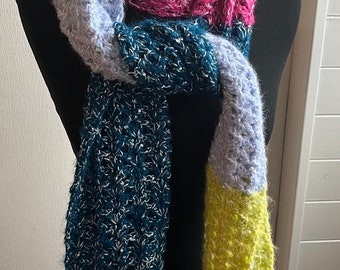 Très longue écharpe aux quatre couleurs, crochetée