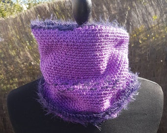 Snood enfant violet profond bord en fil duveteux et poilu, lignes graphiques au centre, fil avec brillance