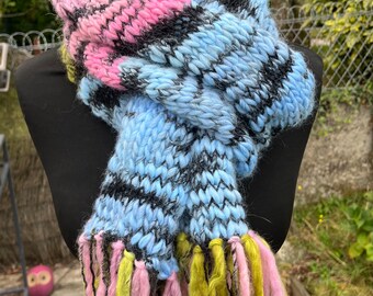 Longue echarpe moelleuse tricotee avec un fil fantaisie et trois jolies couleurs qu’on retrouve dans les franges