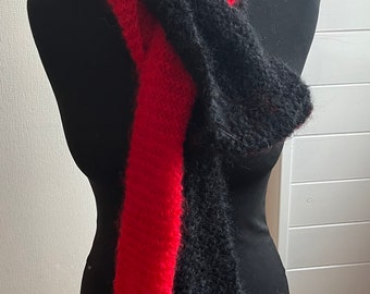 Très longue et fine écharpe bi-tons rouge noir classique en mohair parfaite pour enrouler plusieurs fois autour du cou