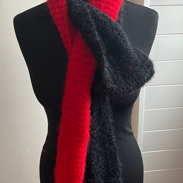 Très longue et fine écharpe bi-tons rouge noir classique en mohair parfaite pour enrouler plusieurs fois autour du cou