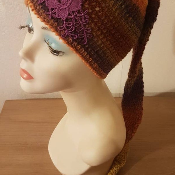 Joli bonnet de lutin en pure laine et appliqué de dentelle