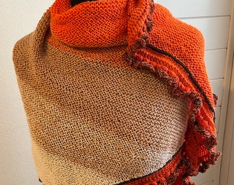 Châle tricot et crochet dans des tons chaleureux du blanc cassé au brun en passant par du beige et de l’orange