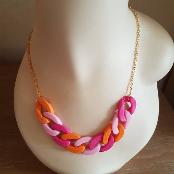 Nouveauté collier gros anneaux colorés orange, rose pâle, fuchsia et chaîne dorée, fermoir boule, aimanté