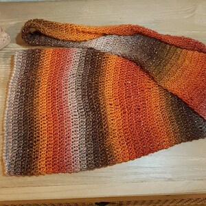 Bonnet de lutin crocheté dans un fil brillant, long, tons orange marron image 4