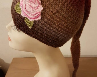 Joli bonnet de lutin en laine et nylon " bois de rose " et son appliqué de dentelle thermocollé