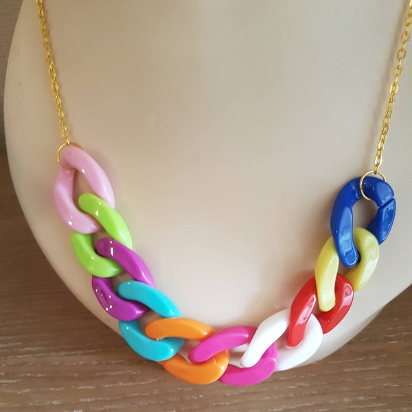 Nouveauté collier gros anneaux colorés multicolores et chaîne dorée, fermoir boule, aimanté