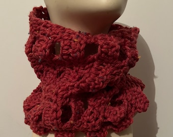 col snood crocheté dans un point graphique en joli fil rouille tweedé, à porter près du cou plissé