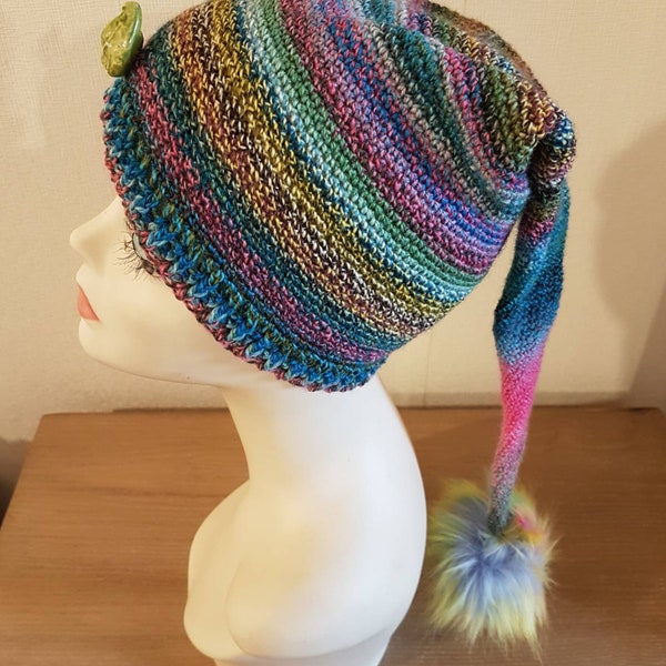 Magique bonnet de lutin en zauberball multicolore, un régal pour les yeux, son bouton lutin céramique et son pompon