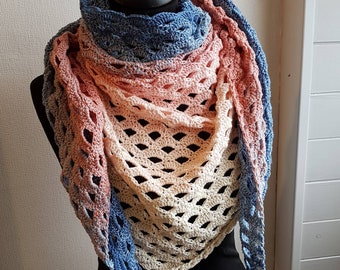 chèche ou châle au crochet couleurs tendresse pour la fête des mères, fête des mamans, cadeau d'amour aussi grand que le châle, rose bleu