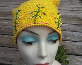 Bonnet de lutin laine et nylon, jaune avec de légères nuances, rebrodé et décoré de perles acryliques, mailles serrées