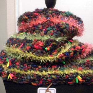 Grand col laine noir et multicolore rayures fil fluo et perles fluos image 1