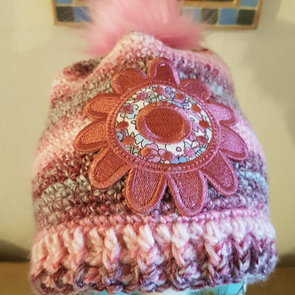Superbe bonnet rond en laine et acrylique avec broderie fleur et pompon fausse fourrure assorti, rose violet gris