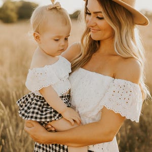 Bijpassende outfits voor moeder en dochter: witte kanten off-shoulder tops | Shirts voor moeder en dochter | Mini-outfit voor mama en haar gezin