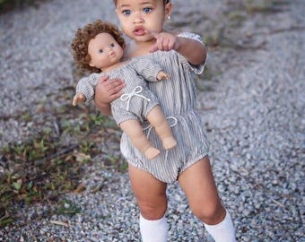 Weiß Grauer Baby Mädchen Samt Strampler | Neugeborenen Mädchen Outfit | Samt Bubble Romper | Erster Geburtstag Outfit | Babykleidung | Baby-Dusche-Geschenk