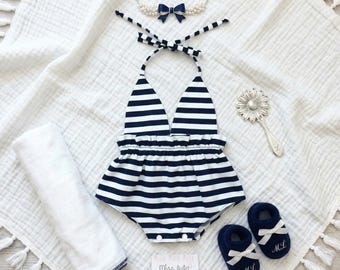Marinblå randig babysparkdräkt för flicka | Sommarbabyoutfit | Babysparkdräkt med bubbeleffekt | Nautiska babykläder | Strandoutfit | Första födelsedagssparkdräkt
