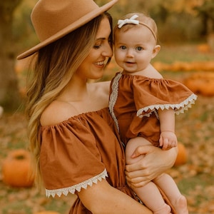 Mamma och jag höstoutfit | Boho mamma och bebis matchande outfit | Mammatopp och babysparkdräkt | Höstfamiljefoton | Thanksgiving-outfit