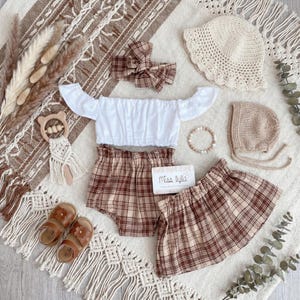 Geruite babyoutfit voor meisjes | Witte off-shoulder top met geruite rok en broekje | Herfstoutfit voor peuters | Babykleding voor de herfst