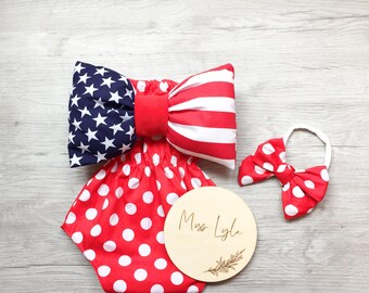 Macacão infantil Mickey Mouse com estampa da bandeira americana | Body patriótico para bebê | Roupa para o 4 de julho | Roupa infantil retrô vintage | Macacão com laço vermelho