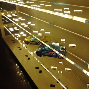 Volledig gesloten vitrinekast van acryl en hout met LED-licht gegoten speelgoedautodisplays voor 1:64 wielen Planken auto's HOT
