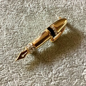 Broche Fantaisie Stylo Plume En Métal Doré/bronze Avec Strass Et Nacre - Neuf Sans Emballage