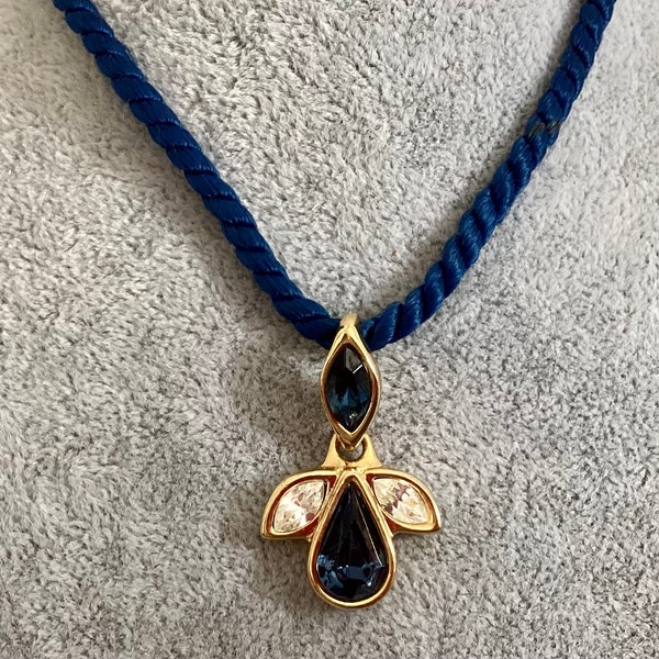 Vintage superbe pendentif et son cordon de soie bleu marine de chez Cabouchon années 90