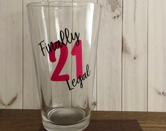 Finalmente legal 21 cumpleaños taza de cerveza / Funny Bar Drinking Glass / Vaso de bebida personalizado personalizado