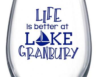 Artículos de bar personalizados sin tallo de lago/ Copa de vino sin tallo de Lake Life / Fecha establecida / Regalo de anfitriona personalizado / Regalos náuticos personalizados