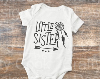 Bodysuit de Hermanita Pequeña, Hermana PequeñaShirt, Body Boho, Regalo de Baby Shower, Bodysuit de Antler, Bebé de Caza, Hermana Pequeña/Hermano Mayor