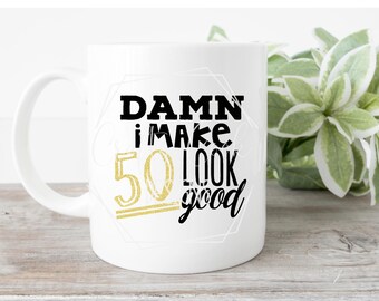 Maldita sea, hago que 50 se vean bien / Cincuenta y fabulosos / Envejecido a la perfección / Cincuenta AF / Regalo de cumpleaños divertido / Taza de café número 50 / Taza de 50 días
