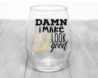 Maldita sea, hago que 50 se vean bien. Cincuenta y Fabulosos Envejecido a la perfección  Cincuenta AF Regalo de cumpleaños divertido Copa de vino 50 Regalo de cumpleaños personalizado