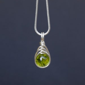 Colgante de peridoto de olivino de plata de ley 925 hecho a mano, envoltura de alambre de espina de pescado, regalo especial único