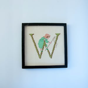Vintage letra enmarcada W, monograma de punto de aguja verde, bordado inicial, bordado vintage enmarcado