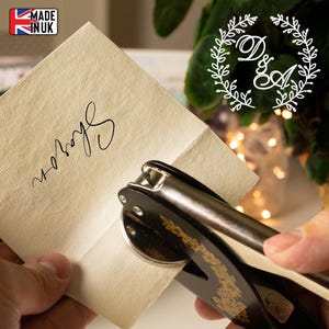 Eleganti pinze per sigilli in carta di alloro natalizia personalizzate con il tuo monogramma per biglietti di auguri, inviti e goffratura di buste