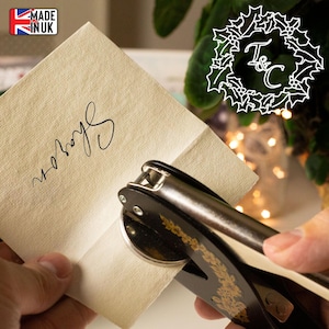 Élégante pince à sceller pour gaufrage en papier Laurier de Noël personnalisée avec votre monogramme pour gaufrage de cartes d'invitation et d'enveloppes de Noël