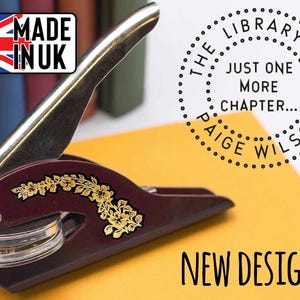 Draagbare gepersonaliseerde boekembosser ex-libris monogramstempel, vandaag nog aan te passen., Inhouse gemaakt, gratis fluwelen cadeauzakje, kastanjebruin/goud, Quick Post.