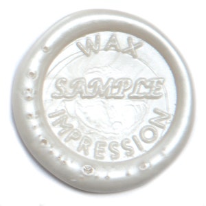 May include: A round, off-white wax seal with the words "WAX SAMPLE IMPRESSION" embossed in a circular pattern. The seal has a pearlescent sheen and a raised border, perfect for adding a touch of elegance to stationery or crafts.