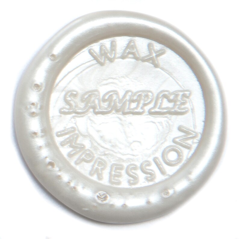 May include: A round, off-white wax seal with the words "WAX SAMPLE IMPRESSION" embossed in a circular pattern. The seal has a pearlescent sheen and a raised border, perfect for adding a touch of elegance to stationery or crafts.