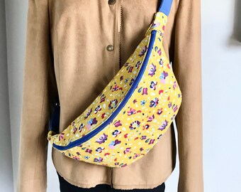 sac banane femme , sac banane fait main en France , sac banane jaune fleurs et bleu , sac léger lavable , idée cadeau femme