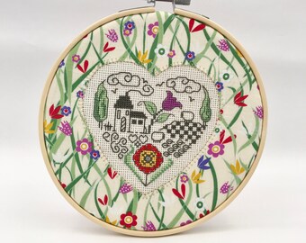 cadre tambour déco maison , broderie point de croix et tissu liberty , idée cadeau , cadeau fête des mères , broderie fait main en France