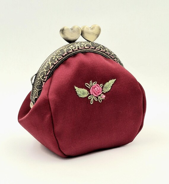 Petit porte monnaie en tissu satiné rouge avec broderie à la main